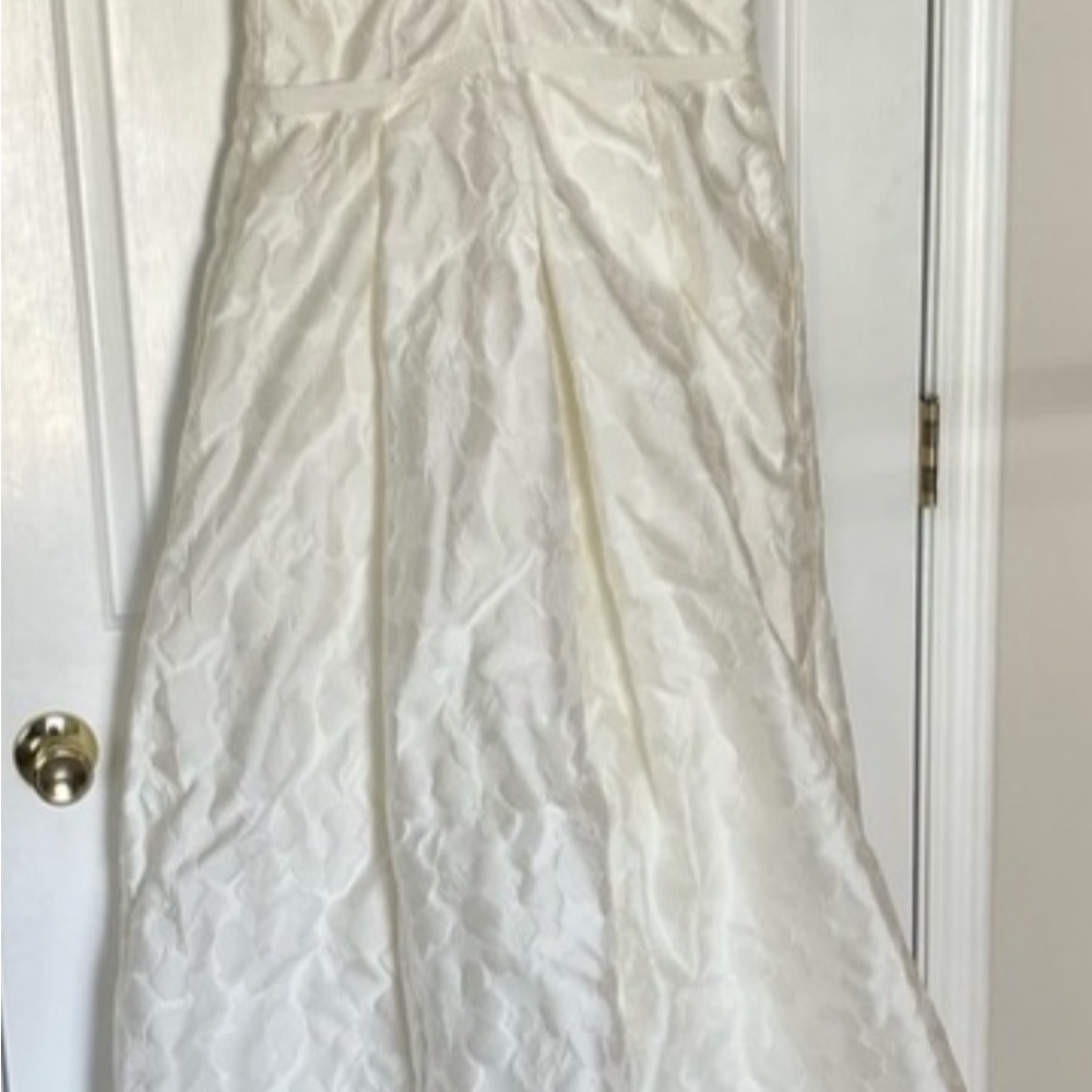David's Bridal Ivory V-Neck Wedding Gown - Picture 6 of 11
